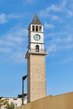 Tiran 'ın ikonik Saat Kulesi açık bir gökyüzünün zeminine karşı dimdik duruyor.