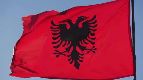 Албанский Флаг Грациозно Машет Вершине Замка Розафа Захваченного Замедленной Съемке — стоковое видео