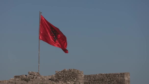 Anmutig Weht Die Albanische Flagge Auf Der Burg Rozafa Eingefangen — Stockvideo
