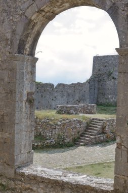 Şkoder 'deki Rosafa Kalesi' nin kalıntılarında çeşitli tarihi dönemlerden kalma kilise ve cami kalıntıları sergileniyor..