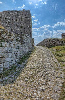 Rosafa Kalesi 'nde yıpranmış kaldırım taşı yolu, Shkoder' de yüzyıllar süren geçidi yakalıyor..