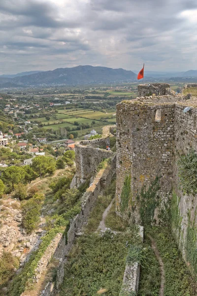 施科德中世纪罗萨法要塞的详细景观 突出了以德林河谷为背景的石山顶上的防御墙 — 图库照片