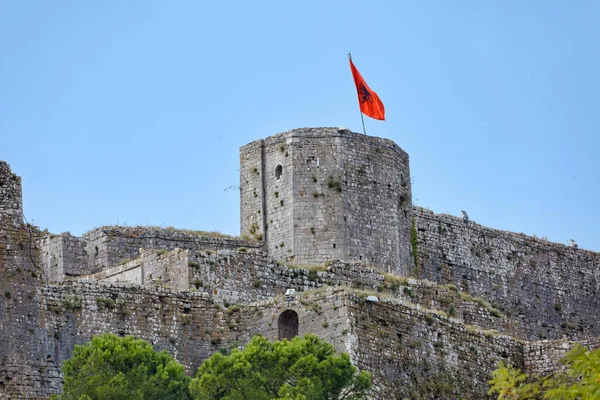 Widok Wzniesienie Murów Zamku Rosafa Shkoder Falującą Albańską Flagą — Zdjęcie stockowe