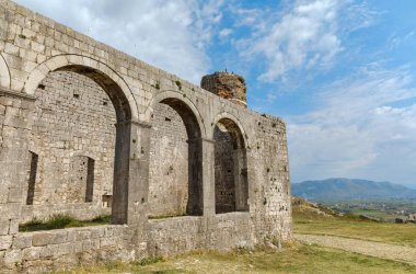 Şkoder 'deki Rosafa Kalesi' nin kalıntılarında çeşitli tarihi dönemlerden kalma kilise ve cami kalıntıları sergileniyor..