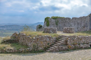 Skadar 'daki ortaçağ Rosafa kalesinin kalıntıları. Merdivenler iki taş kuyuya açılıyor..