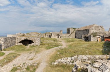 Arnavutluk 'un Skadar kentindeki ortaçağ Rosafa kalesinin merkez bölümünün manzarası.