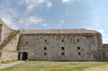 Müze yapısı, Shkoder 'deki Rosafa kalesinin tarihi duvarlarına kurulmuştu..