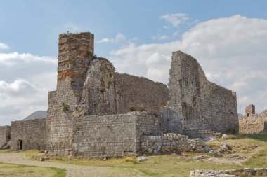 Shkoder 'deki ortaçağ Rosafa kalesinin kalıntıları, hem kilise hem de camiinin kalıntılarını sergiliyor..