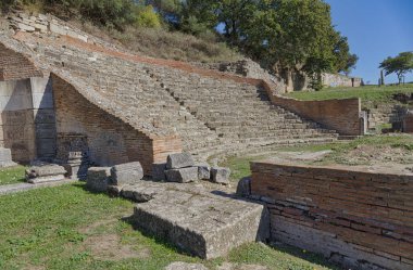 APOLONIA, ALBANIA - 20 Ekim 2022: Bir zamanlar Illyria 'da canlı bir piskoposluk olan Yunan ve Roma tarihine sahip Apollonia' daki antik Odeon kalıntılarına bir bakış.