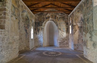 APOLONIA, ALBANIA - 20 Ekim 2022: Eski kentteki çeşitli tarihi dönemleri kapsayan St. Mary Kilisesi 'nin el değmemiş iç mimarisi.