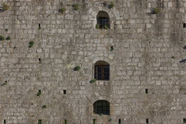 Rozafa kalesinin tepesindeki bir binanın küçük ortaçağ taş pencereleri, Shkoder 'de ele geçirilen Arnavutların zengin tarihine bir bakış.
