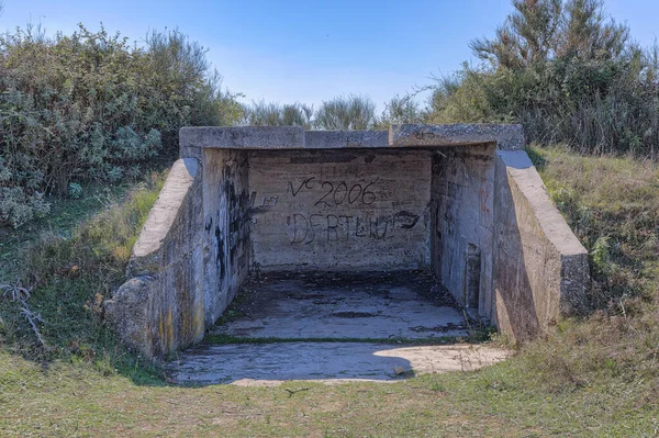阿尔及利亚Apollonia 2022年10月20日 涂鸦装饰了阿波罗尼亚Enver Hoxha统治时期建造的混凝土掩体 — 图库照片