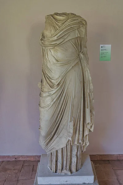 阿尔班尼亚 波洛尼亚 2022年10月20日 一座古罗马时代的妇女雕像 由大理石雕塑而成 经久不衰 体现了阿波罗尼亚丰富的历史 — 图库照片