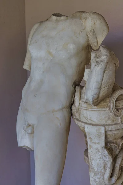 アポロニア アルバニア2022年10月20日 ローマ時代の大理石のトルソ彫刻は アポロニアの豊かな歴史の証として立っています — ストック写真