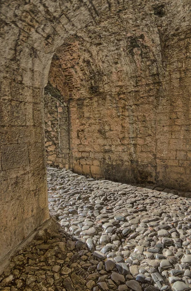石畳の要塞の入り口にある光と影の絵画的な相互作用 石畳の経路によって補完 — ストック写真