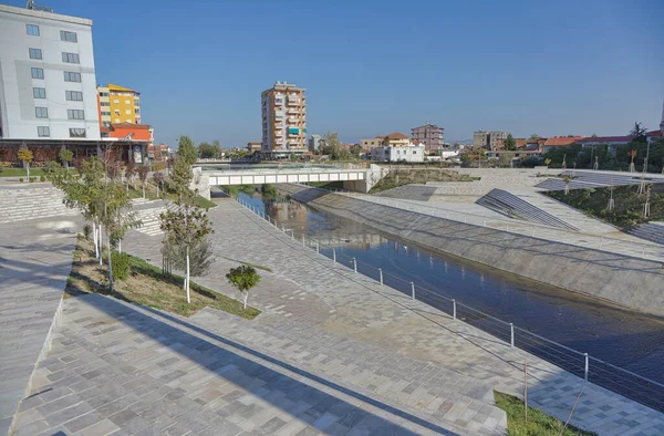 フィエー アルバニア 2022年10月20日 メイン広場と都市のよく維持された運河を通って流れる美しいジャニカ川をフィーチャーした活気に満ちた都市中心部 — ストック写真