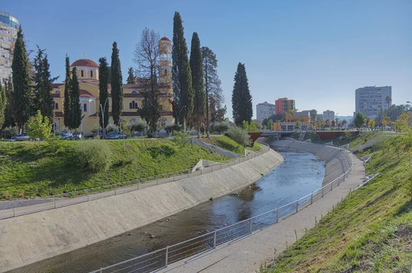 2022年10月20日 フィエル アルバニア ガニカ川がセントジョージ正教会の大聖堂のそばに流れる目立った運河の景観 — ストック写真