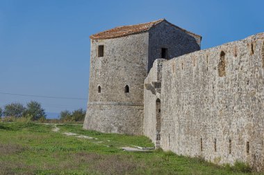 Arnavutluk 'un Butrint kentinin tarihi manzarası arasında Venedik Üçgeni Kaleleri' nin savunma duvarı ve yuvarlak kulesine yakın çekim.
