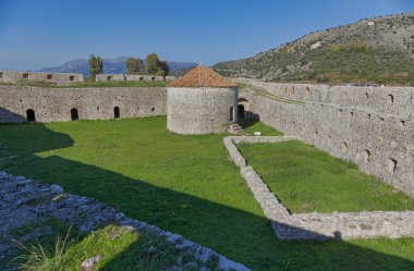 Arnavutluk 'un Butrint kentindeki Venedik Üçgen Kalesi' nin iç savunma surları ve kulesine ayrıntılı bir bakış, tarihi ihtişamını gözler önüne seriyor.