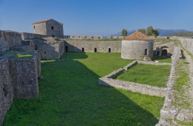 Arnavutluk 'un Butrint kentindeki Venedik Üçgen Kalesi' nin iç savunma surları ve kulesine ayrıntılı bir bakış, tarihi ihtişamını gözler önüne seriyor.