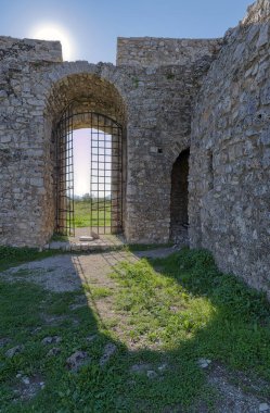 Arnavutluk 'un Butrint kentindeki ana giriş kapısından Venedik Üçgen Kalesi' ne bir bakış, ortaçağ tarihinin bir ipucunu gözler önüne seriyor.