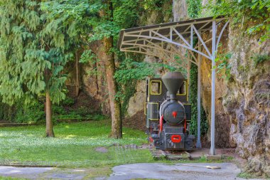 Bosna-Hersek 'in Jajce kentinin göbeğindeki bir halk parkında geçen yüzyılın başlarında belirgin bir şekilde sergilenen antika buharlı bir lokomotif.