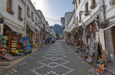 GJIROKASTER, ALBANIA - 21 Ekim 2022: Geleneksel evleri ve Osmanlı tarzı cepheleriyle şehir merkezi.