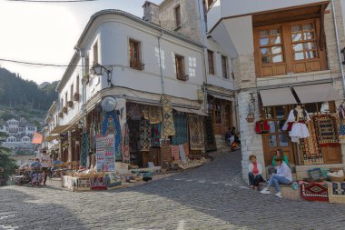 GJIROKASTER, ALBANIA - 21 Ekim 2022: Geleneksel evleri ve Osmanlı tarzı cepheleriyle şehir merkezi.