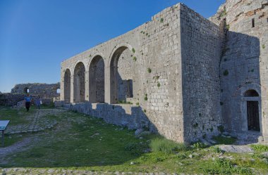 SHKODER, ALBANIA - 19 Ekim 2022: Tarih boyunca hem kilise hem de cami olarak hizmet veren tarihi Rozafa kalesini keşfeden ziyaretçiler.