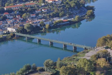Buna Nehri ve Buna Köprüsü 'nün Shkoder' deki tarihi Rozafa Kalesi 'nin görüş açısından görüntüsü..