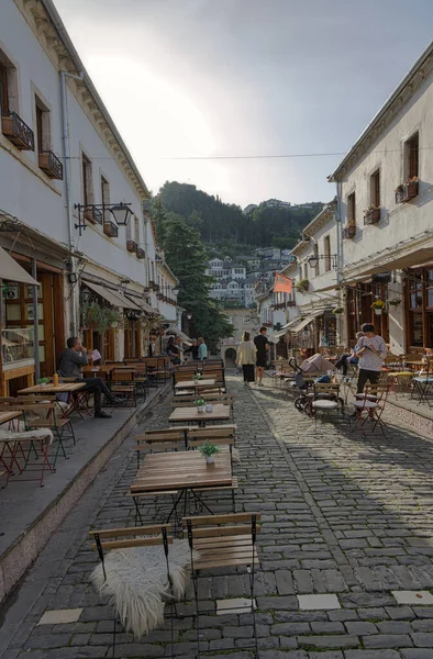 Gjirokaster Albania Octubre 2022 Restaurante Ubicado Entre Casas Tradicionales Con —  Fotos de Stock