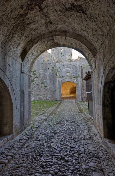 Shkoder Albania October 2022 Tourists Entering Arched Gateway Historic Rozafa — Stock Photo, Image