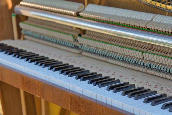 Lähikuva Yksityiskohtaisesti Antiikki Piano Näppäimistö Jouset Vasarat Säilynyt Kunnossa — kuvapankkivalokuva