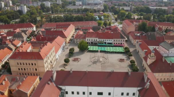 Osijek Croatia 2019年9月11日 市内中心部のTvrdjaの一部としての神聖トリニティスクエアの空中ビュー — ストック動画