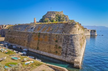 Eski Venedik kalesinin duvarlarından geçen deniz geçidi, Korfu Yunanistan.
