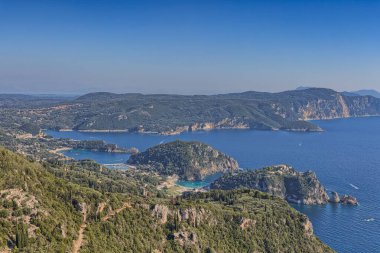 Corfus kıyılarının panoramik görüntüsü Angelokastro 'dan kayalık sahiller, kayalıklar ve plaj manzarasıyla çekildi..