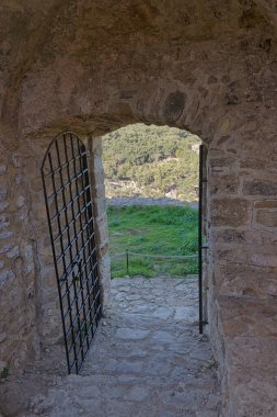 Melek Kalesi, Angelokastro 'nun zirvesindeki taş geçitten, içeriden bir manzara, Korfu' da yer alıyor..