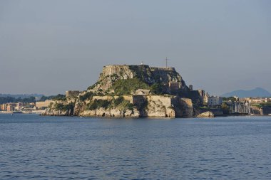 Corfus 'un eski kasaba ve Venedik kalelerinin sergilendiği görkemli bir manzara..