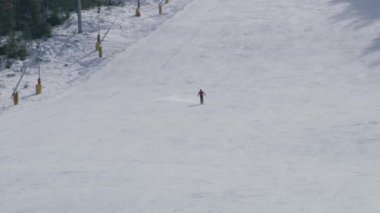 Yalnız bir kayakçı, Siera Dağı 'nın altındaki Sappada kayak merkezindeki Col dei Mughi' nin ıssız yamaçlarında sabah koşusunun keyfini çıkarıyor..