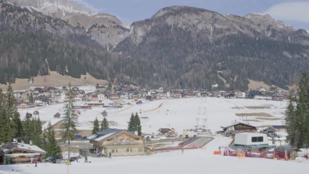 Panorama Cámara Lenta Captura Estación Esquí Sappada Situada Base Montaña — Vídeo de stock