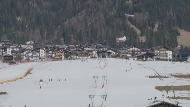 Panorama Câmera Lenta Captura Estância Esqui Sappada Situada Base Montanha — Vídeo de Stock