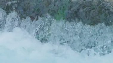 Sakin Plava Voda Mavi su nehrinin yavaş çekim görüntüsü. Travnik 'te küçük bir şelale..