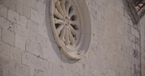 在克罗地亚科米扎 一个宁静的相机平底锅展示了圣母玛利亚天主教堂的美丽 也被称为Gusarica 它展示了装饰性的玫瑰花环和在其上方生长的花冠灌木 — 图库视频影像