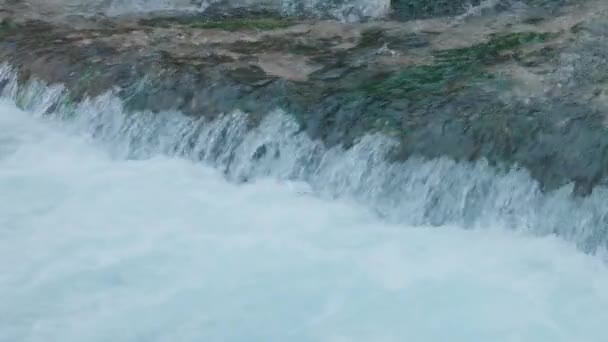 Медленный Захват Спокойного Плава Вода Голубая Река Живописным Небольшим Каскадом — стоковое видео