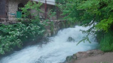 Travnik 'teki Plava Voda ya da Blue Water akıntısı tarafından oluşturulan torrentin canlı bir yavaş çekim görüntüsü, pitoresk bir nehir oluşturuyor..