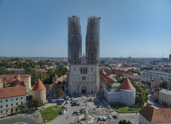 Zagreb Croatia October 2023 Cathedral Renovation Scaffolding Towers City Skyline — Stock Photo, Image