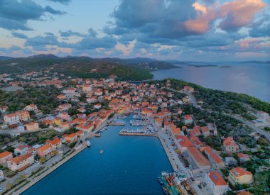 DUGI OTOK, CROATIA - 9 Kasım 2023, Sali kasabası ve marinasını aydınlatan Gündoğumu