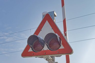 Dugo Selo 'daki kış koşullarını vurgulayan kırmızı ışıklı karlı demiryolu kavşağının detaylı görüntüsü.