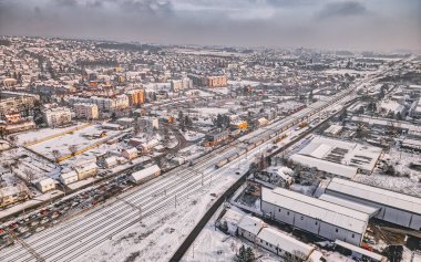 Karlı Krizevci tren istasyonunun manzarası yükseldi. Kış ulaşımının ve kentsel yaşamın özünü yakaladı..