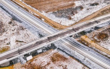 Hırvatistan 'ın Krizevci kenti yakınlarındaki yolların kesişmesi, doğa ile altyapı arasındaki zıtlığı vurguluyor.